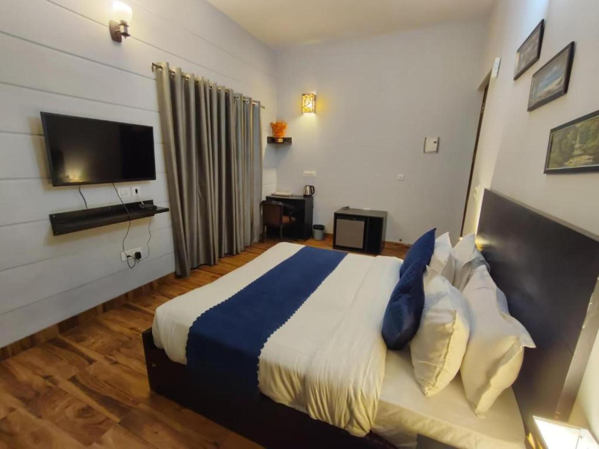 Vrindavan Dreams Hotel And Suites ภายนอก รูปภาพ