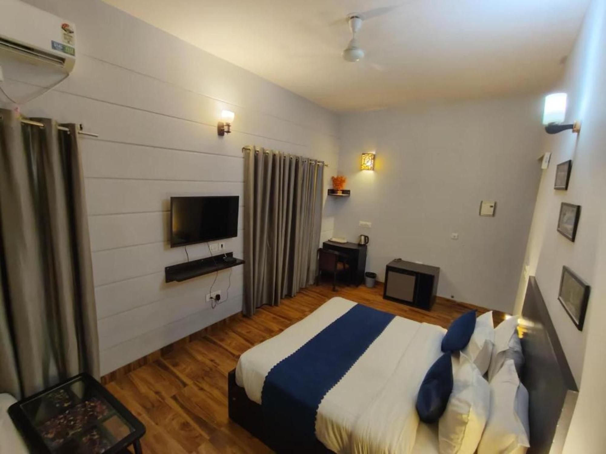 Vrindavan Dreams Hotel And Suites ภายนอก รูปภาพ