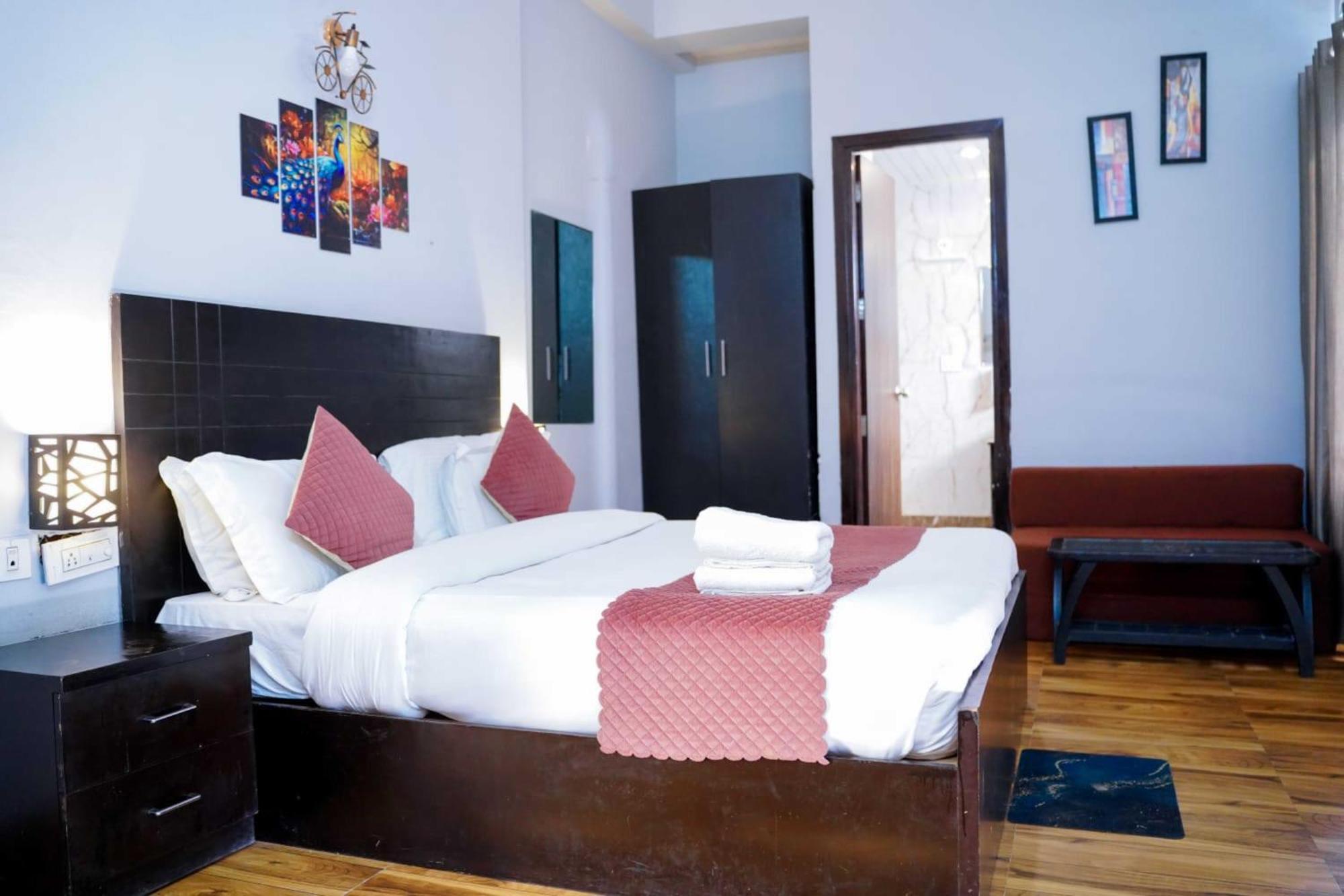 Vrindavan Dreams Hotel And Suites ภายนอก รูปภาพ