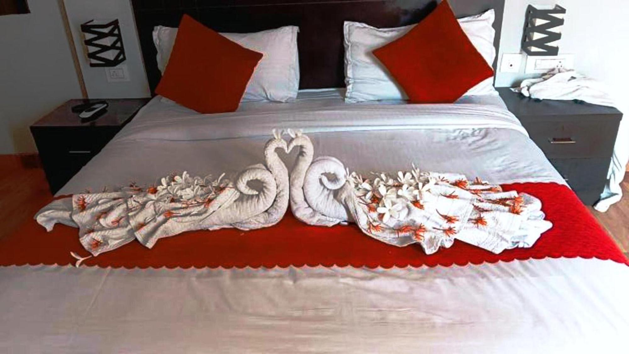 Vrindavan Dreams Hotel And Suites ภายนอก รูปภาพ