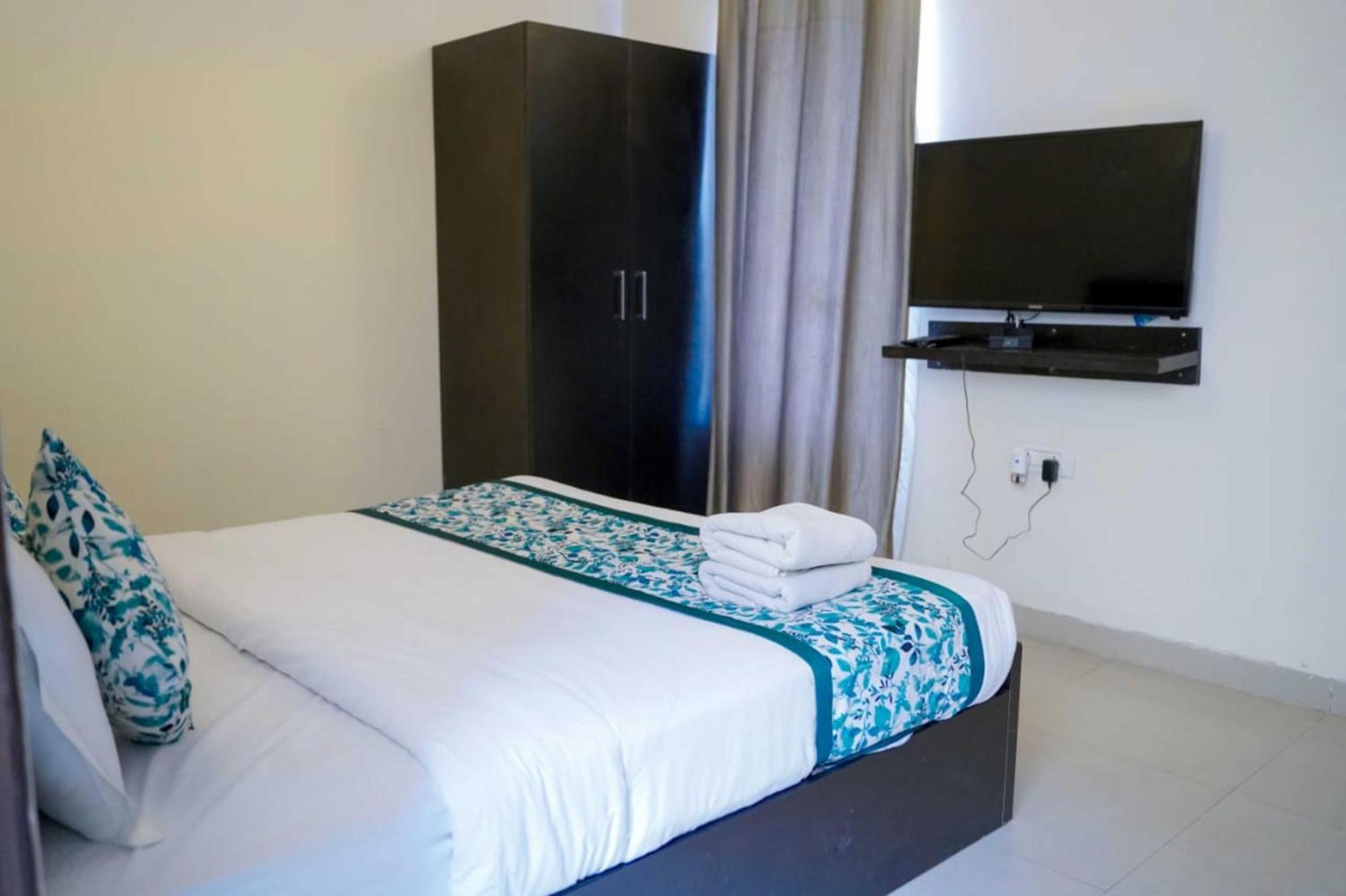 Vrindavan Dreams Hotel And Suites ภายนอก รูปภาพ