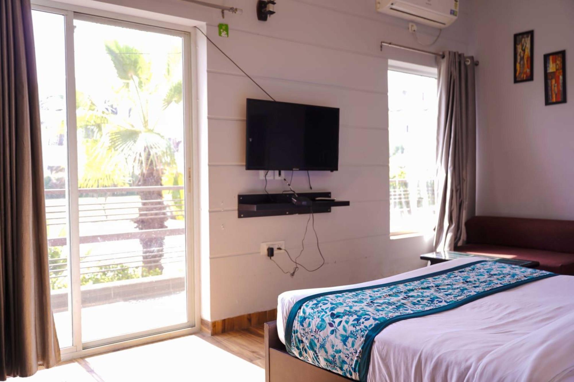 Vrindavan Dreams Hotel And Suites ภายนอก รูปภาพ